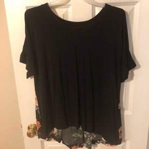 Ava & Viv flowery and black top—2X